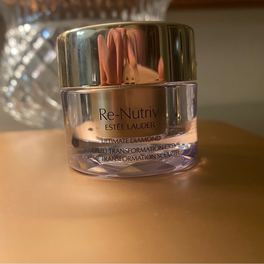 RE-NUTRIV
ULTIMATE DIAMOND SCULPTED TRANSFORMATION CREME MOISTURIZER